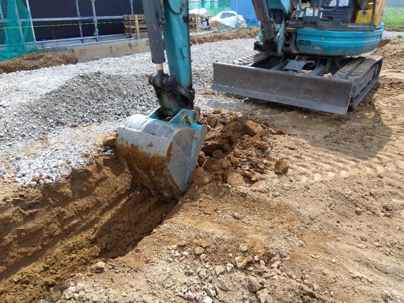 ショベルカーによる根切り作業の様子