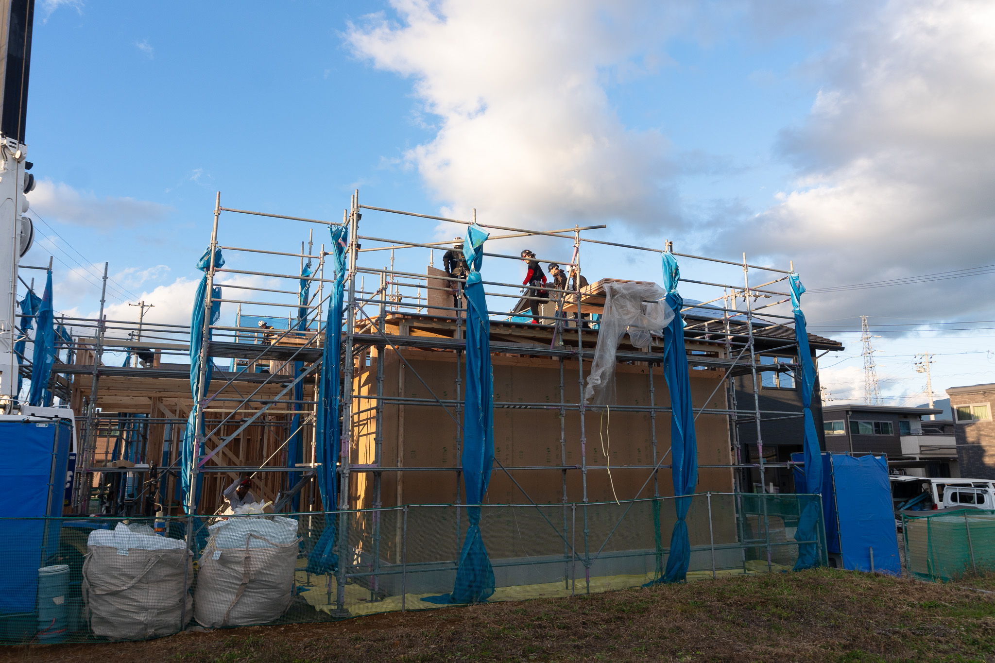 夕暮れ時、屋根部分の施工が完了した様子