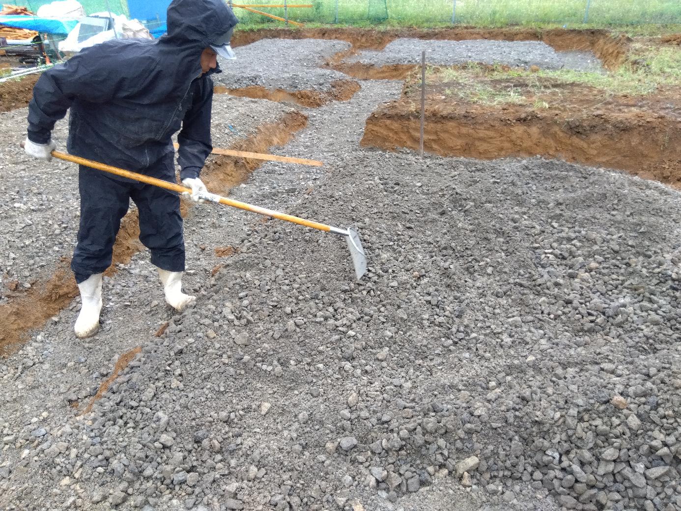 砕石を敷き詰めている様子